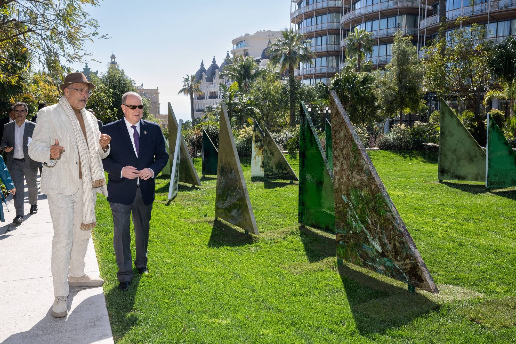 Invité par la Société des Bains de Mer, l'artiste Jean Boghossian fait découvrir son exposition au prince Albert II