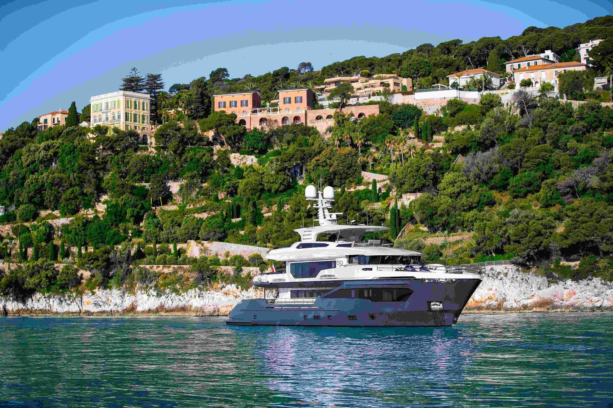 Le prince Albert II remet la certification monégasque SEA Index à Tony Parker pour son yacht écologique