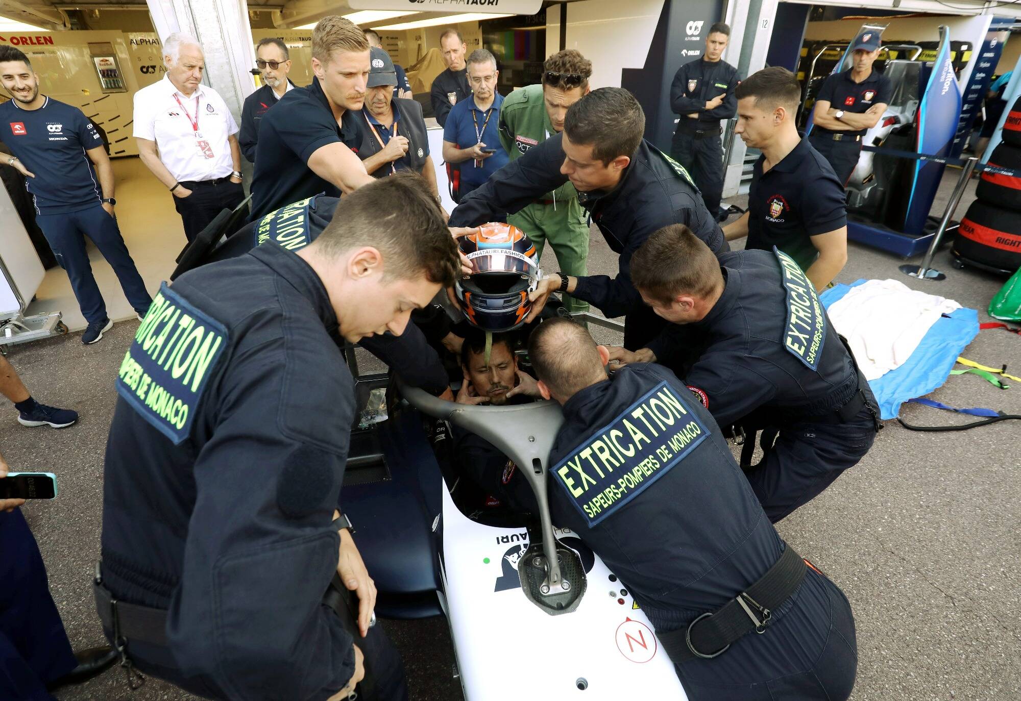 Avant le départ du 80e Grand Prix de Monaco, les sapeurs-pompiers s'exercent à extraire un pilote d'une monoplace