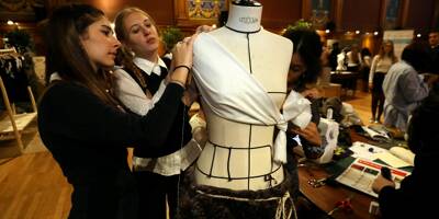 Pour la semaine de réduction des déchets, les lycéens monégasques stylisent leurs vieux vêtements pour une mode éco-responsable