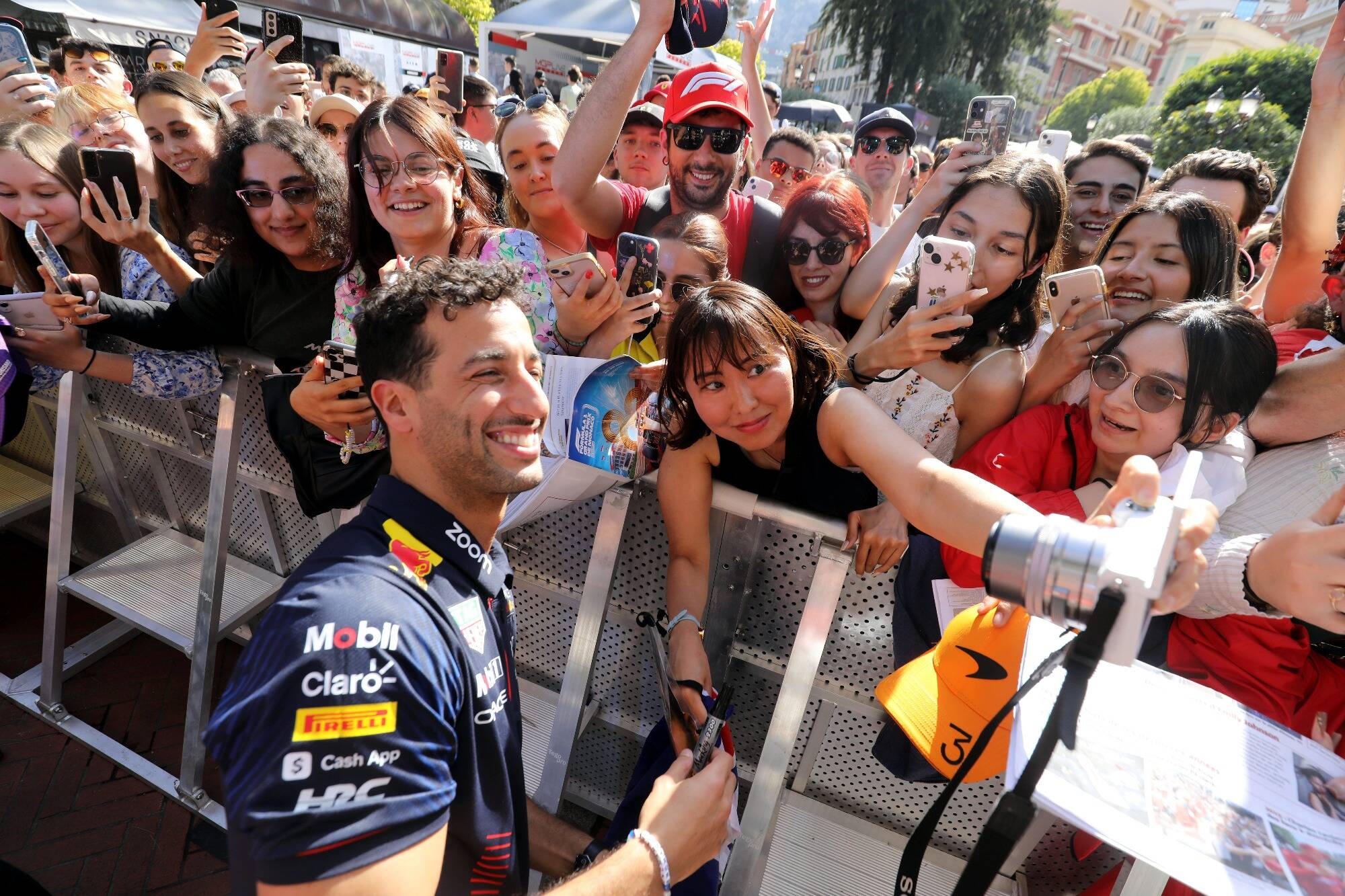 Le pilote Daniel Ricciardo accueilli en rock star dans la fan zone du 80e Grand Prix de Monaco