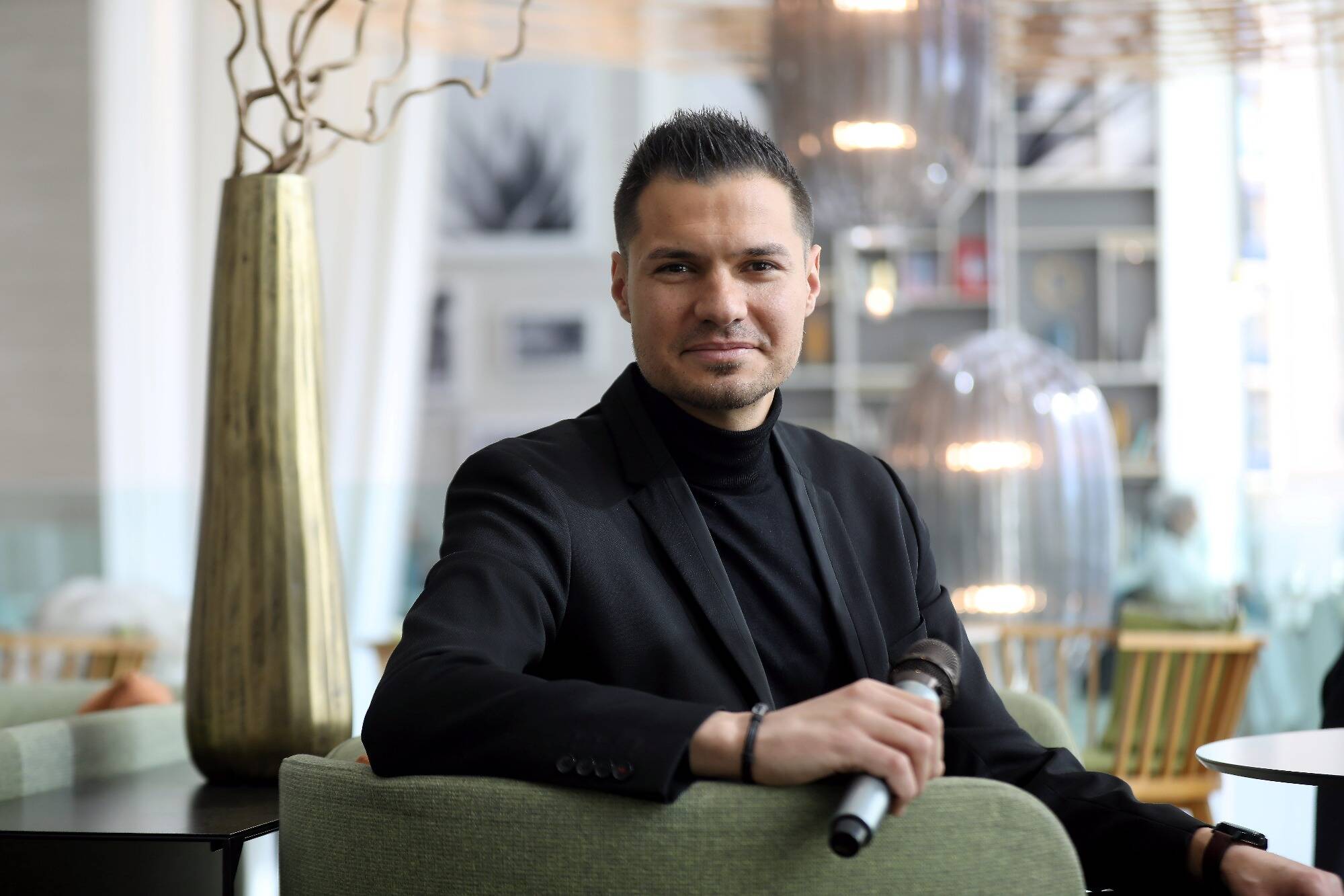 "Mon père faisait partie d'un célèbre groupe": rencontre avec Oliver Osorio dit "Oli.O", concierge à Monaco le jour mais chanteur la nuit