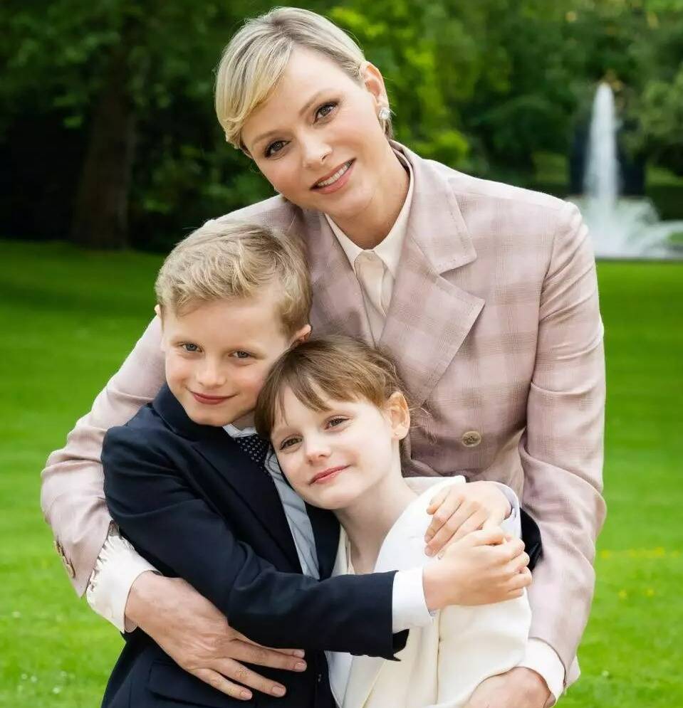 Pour la fêtes des mères, le Palais princier partage sur les réseaux sociaux une photo de la princesse Charlène entourée de ses enfants