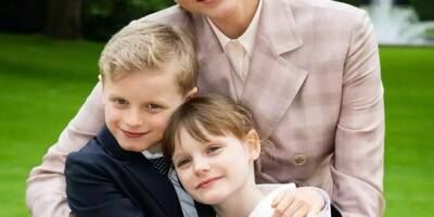 Pour la fêtes des mères, le Palais princier partage sur les réseaux sociaux une photo de la princesse Charlène entourée de ses enfants