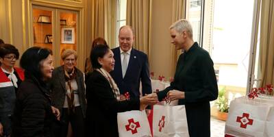 Le prince Albert II et la princesse Charlène de Monaco ont distribué 140 colis aux bénéficiaires de la Croix-Rouge