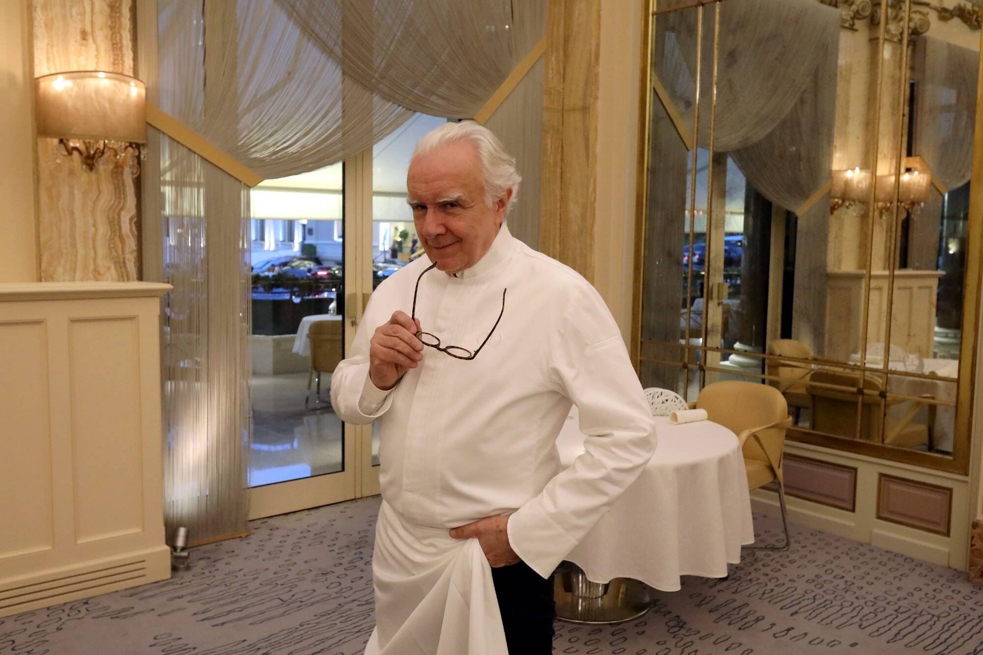 "J'ai choisi d'être un artisan haut débit, mais haute couture" : les confidences d'Alain Ducasse, chef étoilé du Louis XV à Monaco