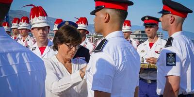 La princesse Stéphanie a remis les insignes de Corps aux élèves carabiniers