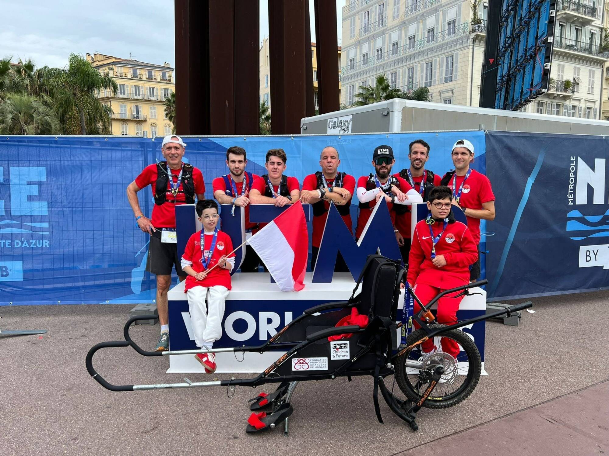 Des coureurs d'une association monégasque bouclent l'exigeant trail UTMB et atteignent un col de 2.000 m en tirant une joëlette avec deux enfants handicapés