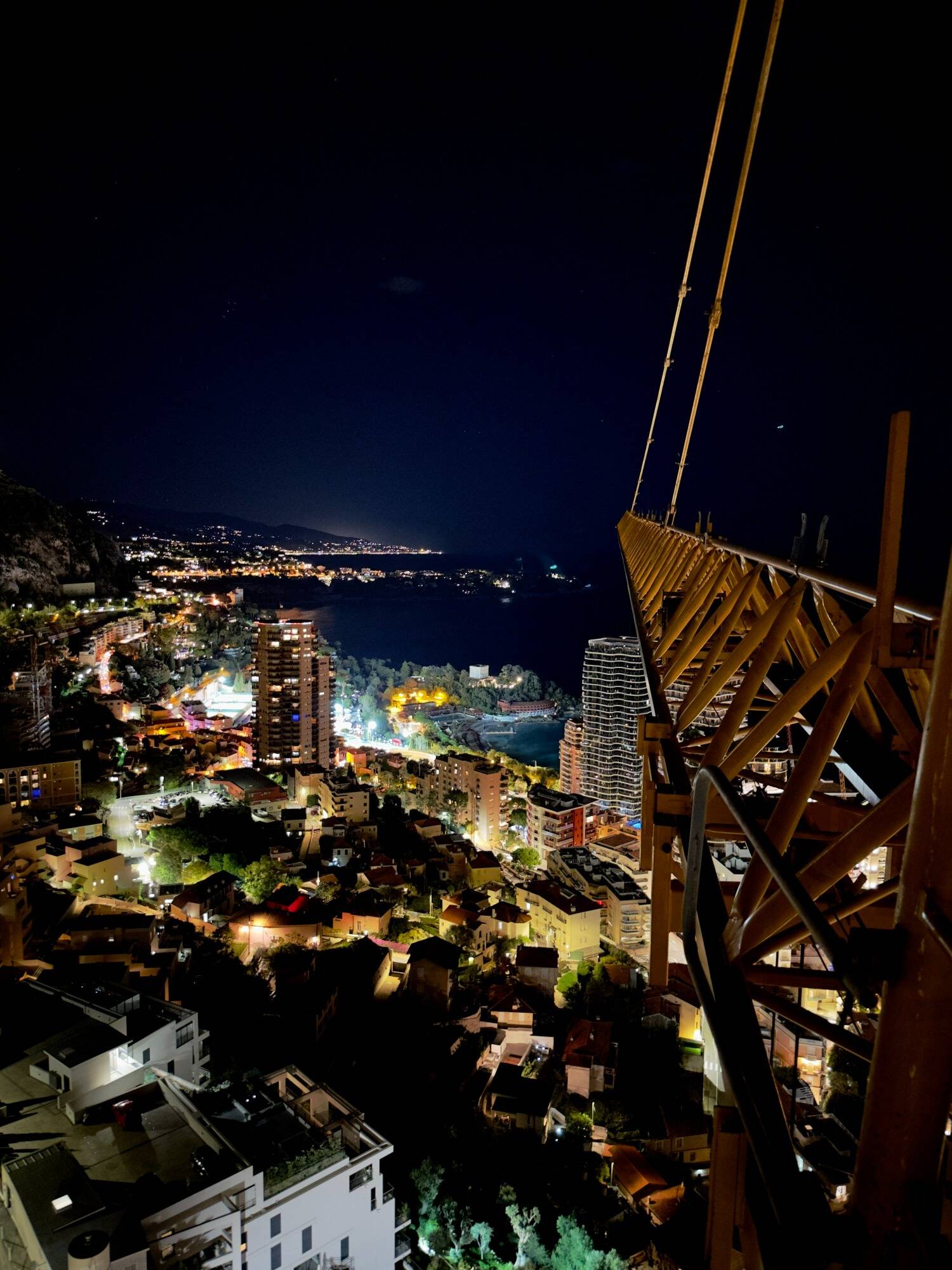 Perché à 70m de haut sur sa grue à Beausoleil, un Niçois partage le quotidien de son "métier-passion" sur les réseaux sociaux