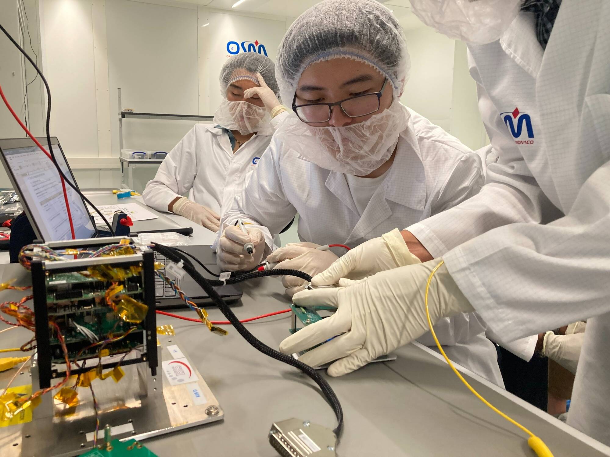 C'est une première en Europe: un nanosatellite construit à Monaco par des lycéens de Suisse va être envoyé dans l'espace