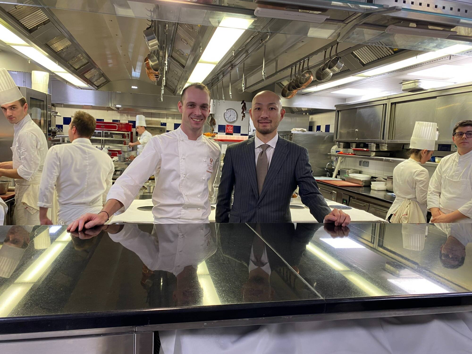 Alain Ducasse a lancé son saké pétillant dans son restaurant Louis XV à Monaco