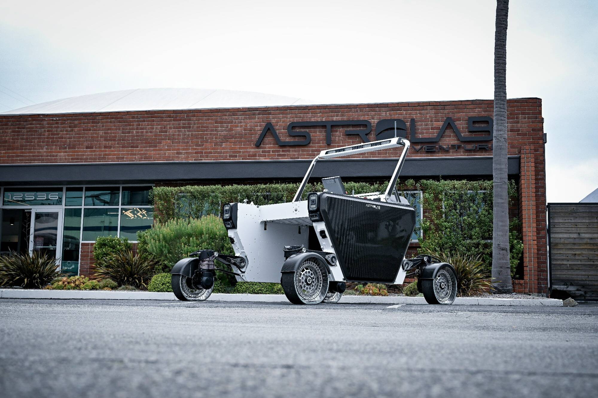 À Los Angeles, on a visité l'endroit où sont fabriqués les rovers de Venturi, qui iront sur la Lune dès 2026
