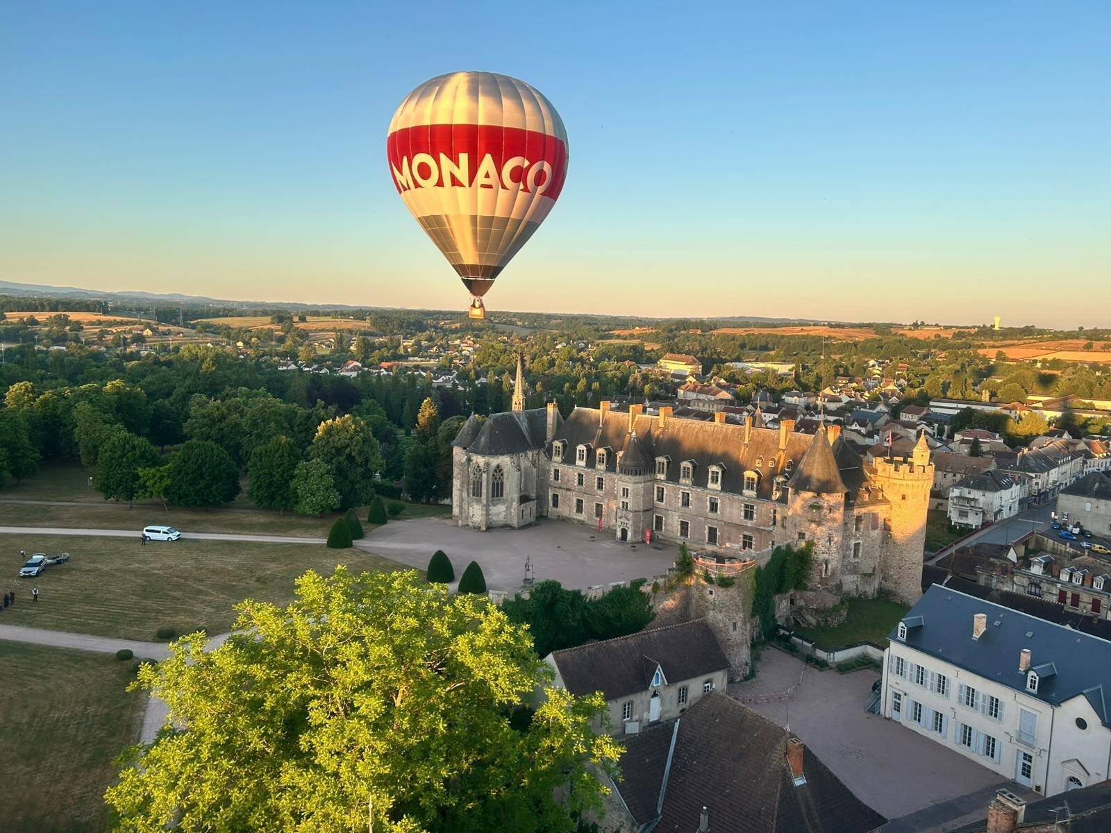 La montgolfière écologique aux couleurs de Monaco passe l'été dans le ciel d'Europe