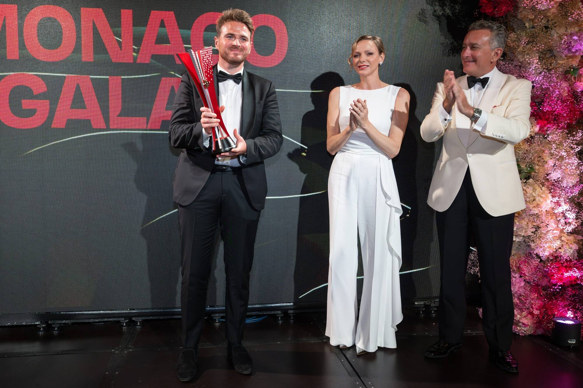 E-Prix: la princesse Charlène remet le trophée de "meilleur pilote" à Oliver Rowland