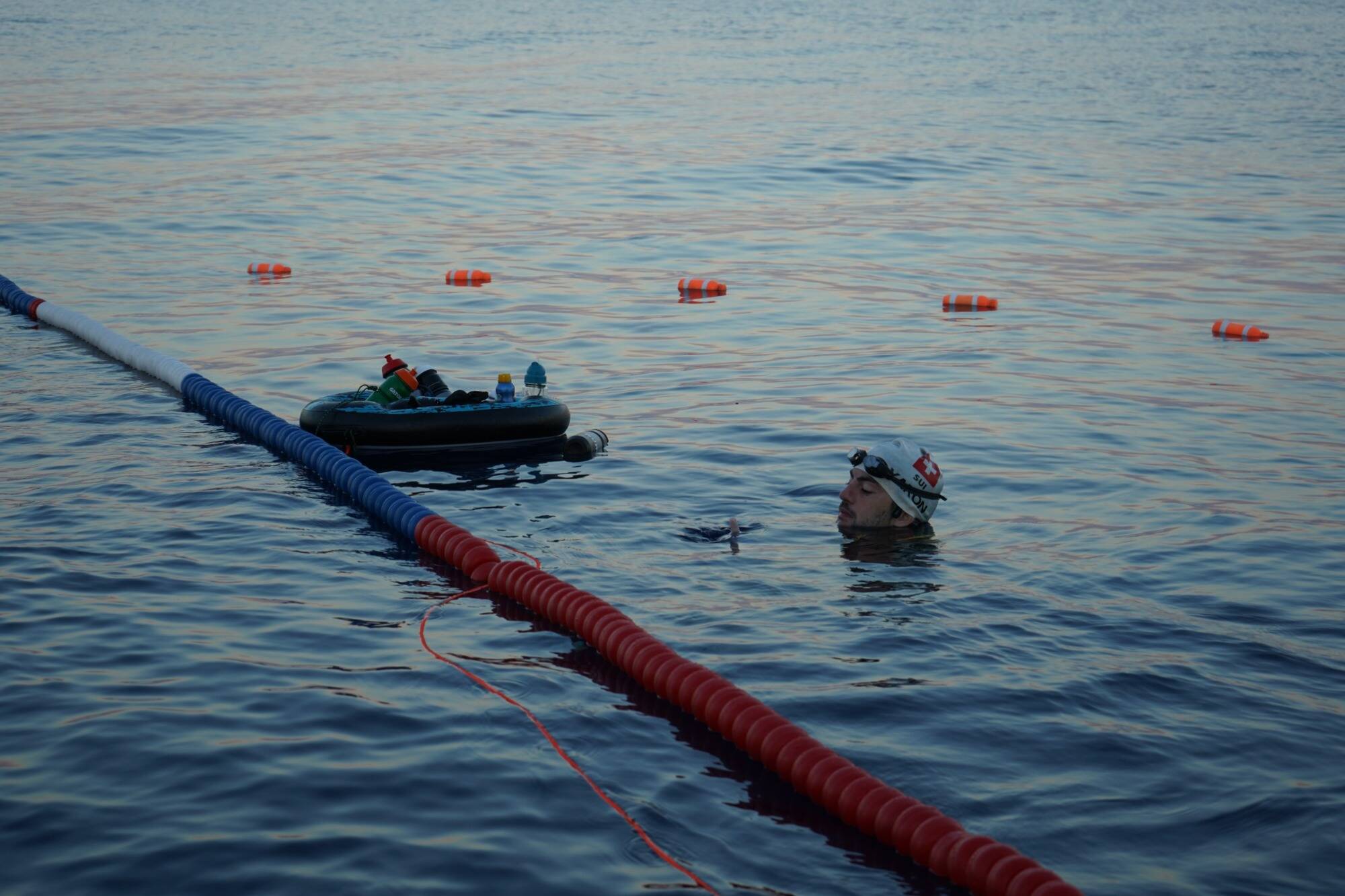 Il rallie Calvi à Monaco à la nage sans sortir de l'eau: le Suisse Noam Yaron dépasse 130 km malgré hallucinations et conditions difficiles
