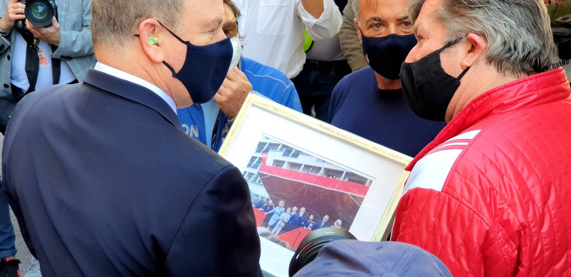 VIDEO. Le prince Albert II visite les paddocks du Grand Prix de Monaco historique avec Jean Alesi, et évoque le public au prochain Grand Prix F1