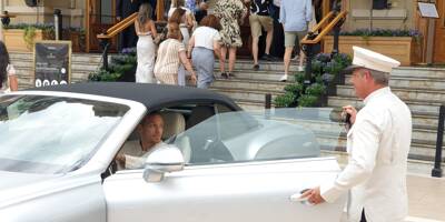 Comment portiers et voituriers mettent en valeur les voitures de grandes fortunes l'été sur la place du Casino de Monte-Carlo