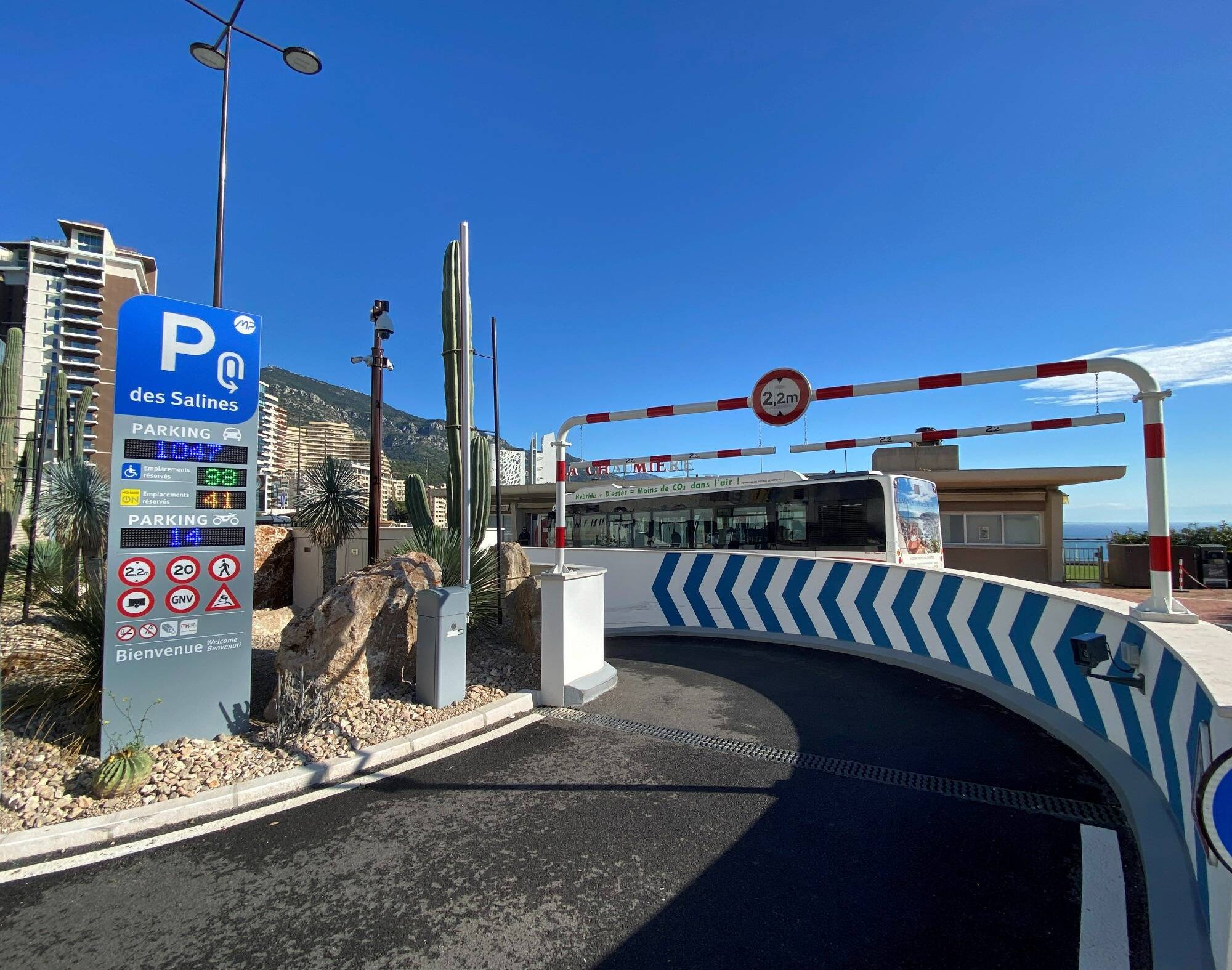 Pour remplir le parking peu fréquenté des Salines à Monaco, les salariés sont incités voire obligés d'y transférer leur abonnement