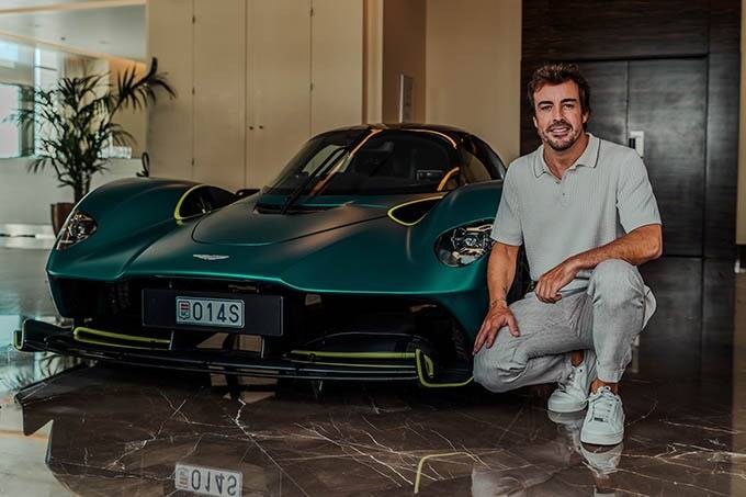 Tout juste livrée, la nouvelle Valkyrie Aston Martin du pilote de F1 Fernando Alonso tombe en panne dans la rie à Monaco