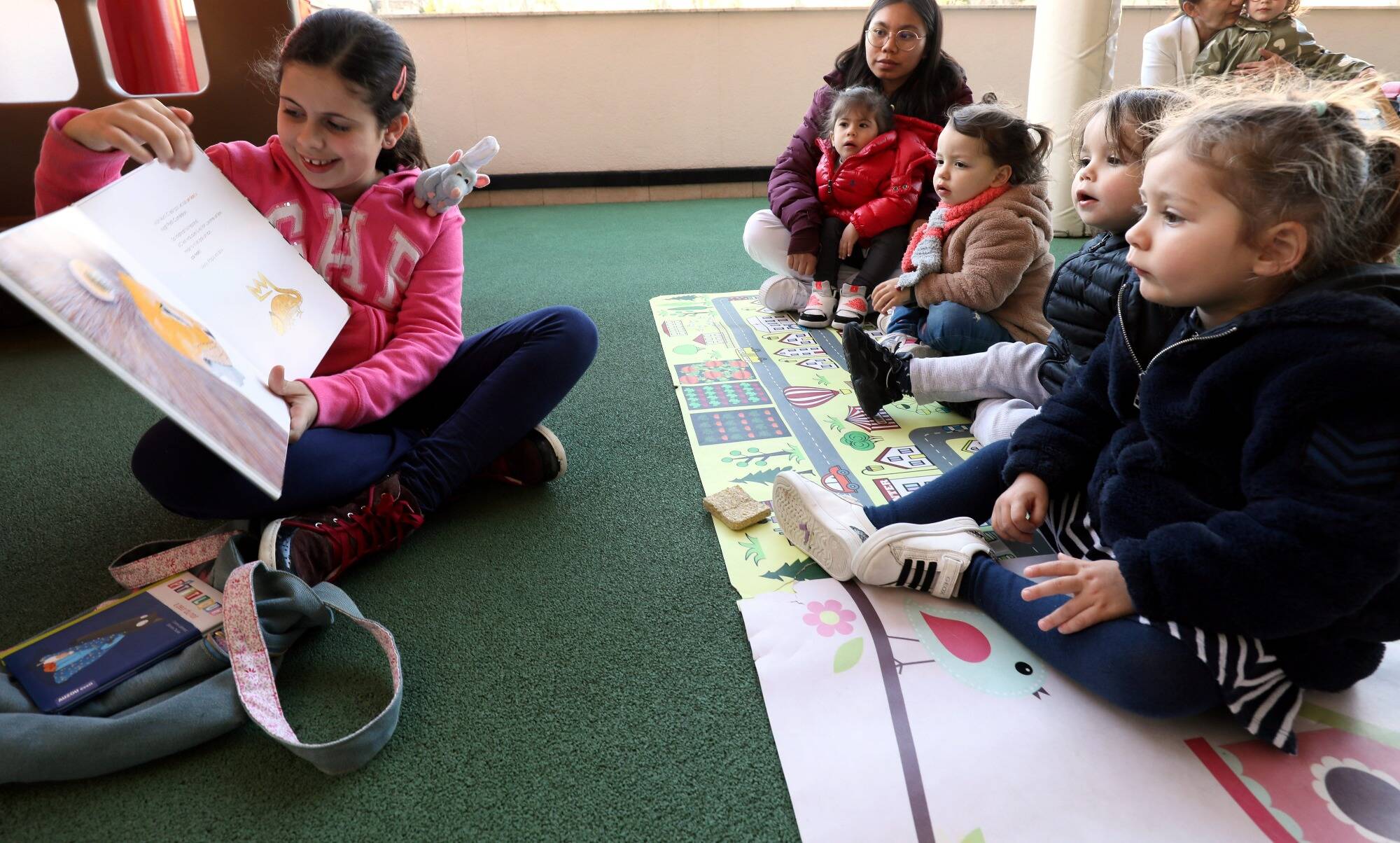 A 8 ans, Maya intervient dans une crèche de Monaco pour lire des contes. Et les tout-petits adorent !