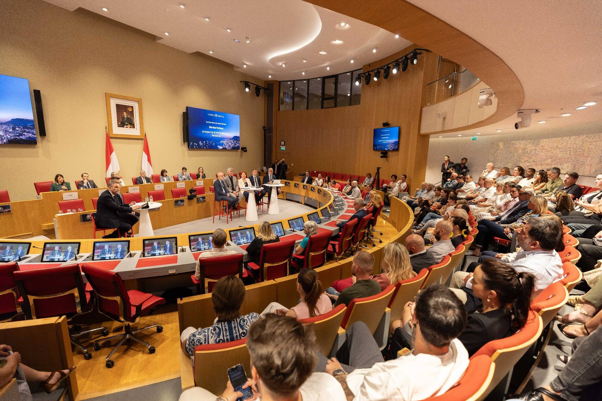 "Il faut remettre les Monégasques dans le jeu": ce qu'il faut retenir de la première réunion publique sur la priorité nationale à Monaco