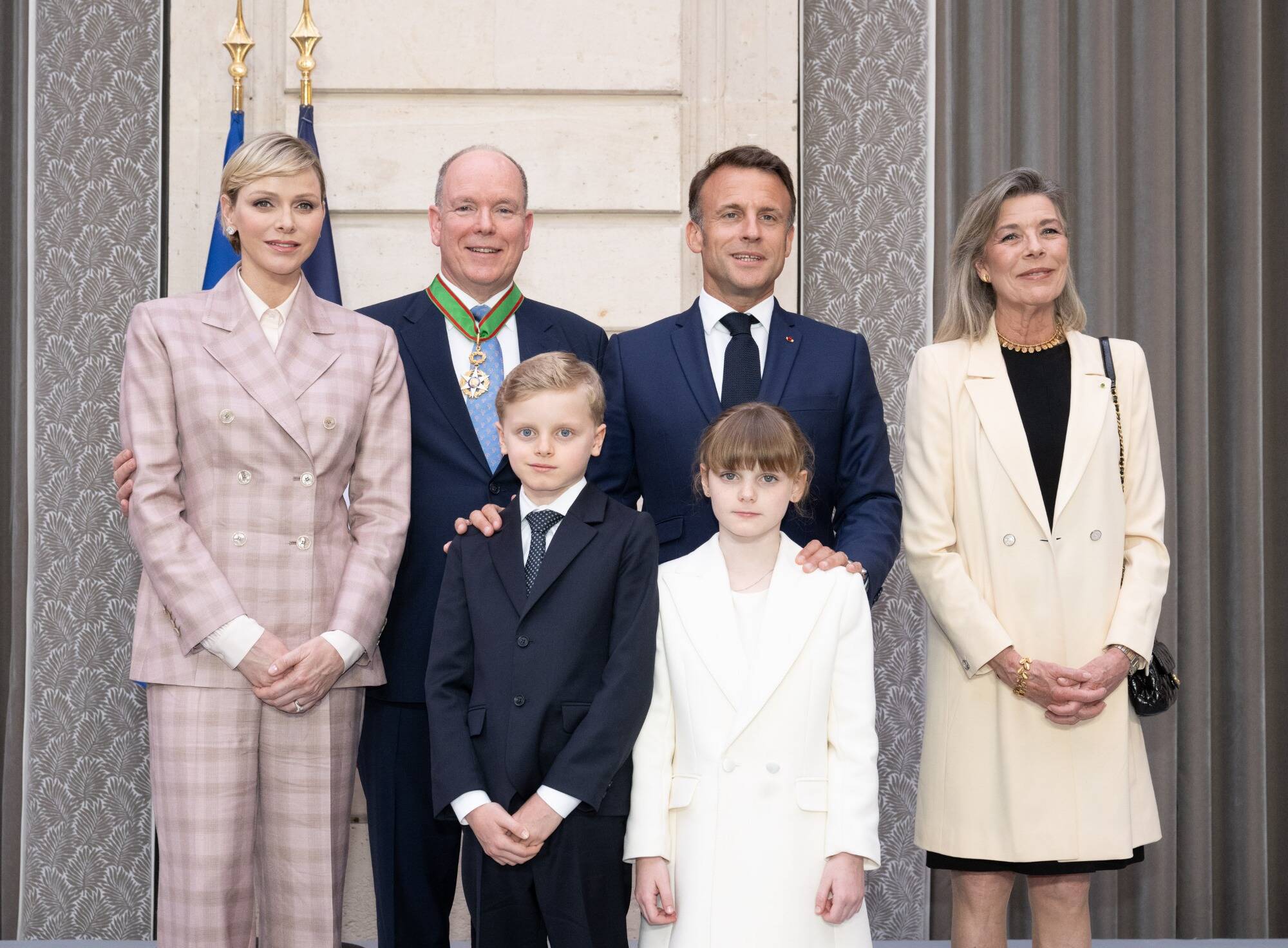 Entouré de sa famille, le prince Albert II a reçu les insignes de commandeur dans l'ordre du Mérite agricole par Emmanuel Macron à l'Élysée
