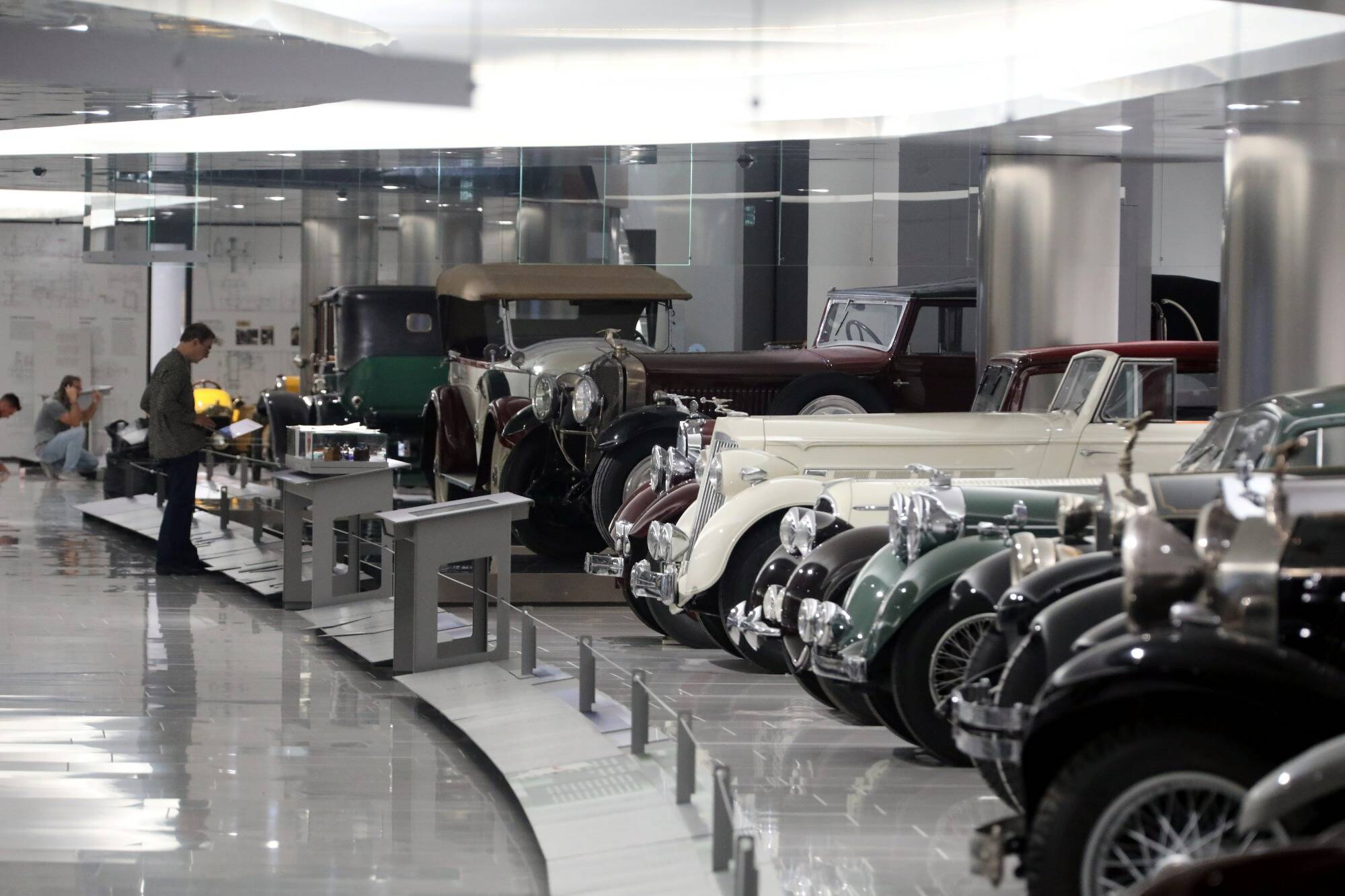 La Collection de voitures du Prince de Monaco change d'écrin, on vous dévoile les coulisses