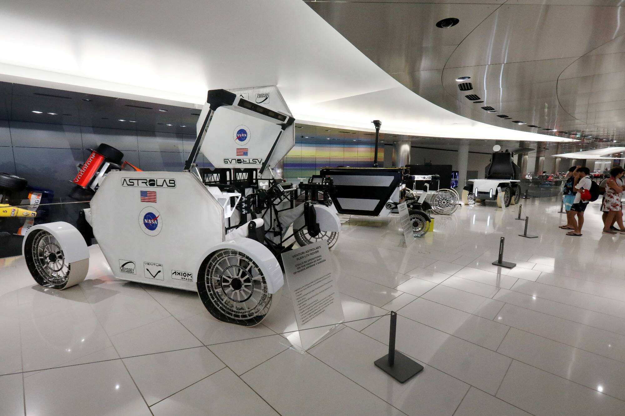 Les quatre rovers qui iront sur la Lune et Mars exposés à la Collection de voitures du Prince de Monaco