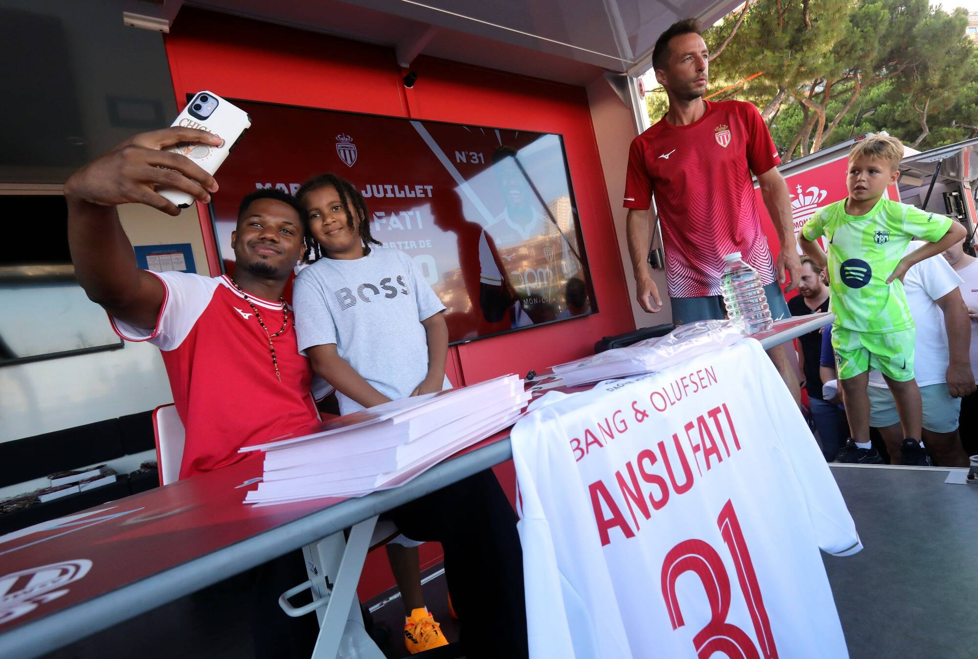 "Je sens qu'ils sont contents de me voir": la nouvelle recrue de l'AS Monaco Ansu Fati à la rencontre des supporters sur le port Hercule