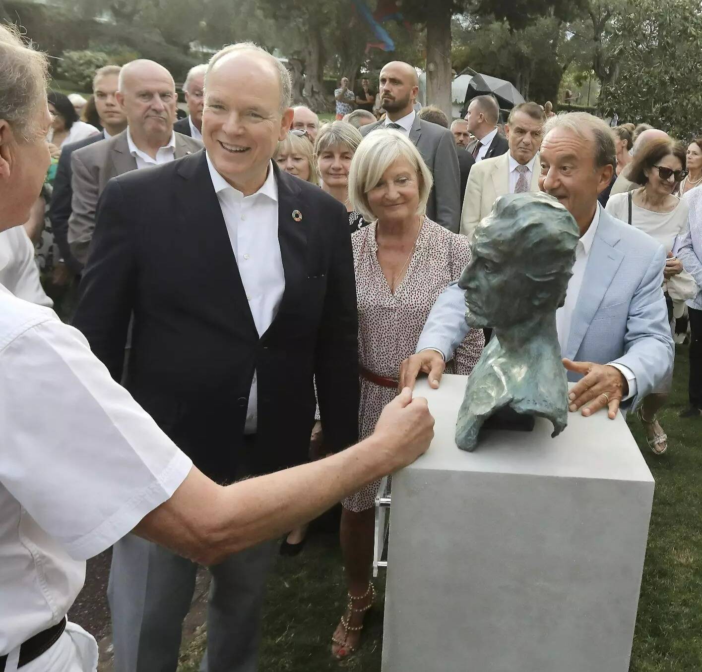 Le prince Albert II dévoile le buste de l'écrivain Romain Gary pour le démarrage des Journées de l'Art-Bre à Roquebrune-Cap-Martin