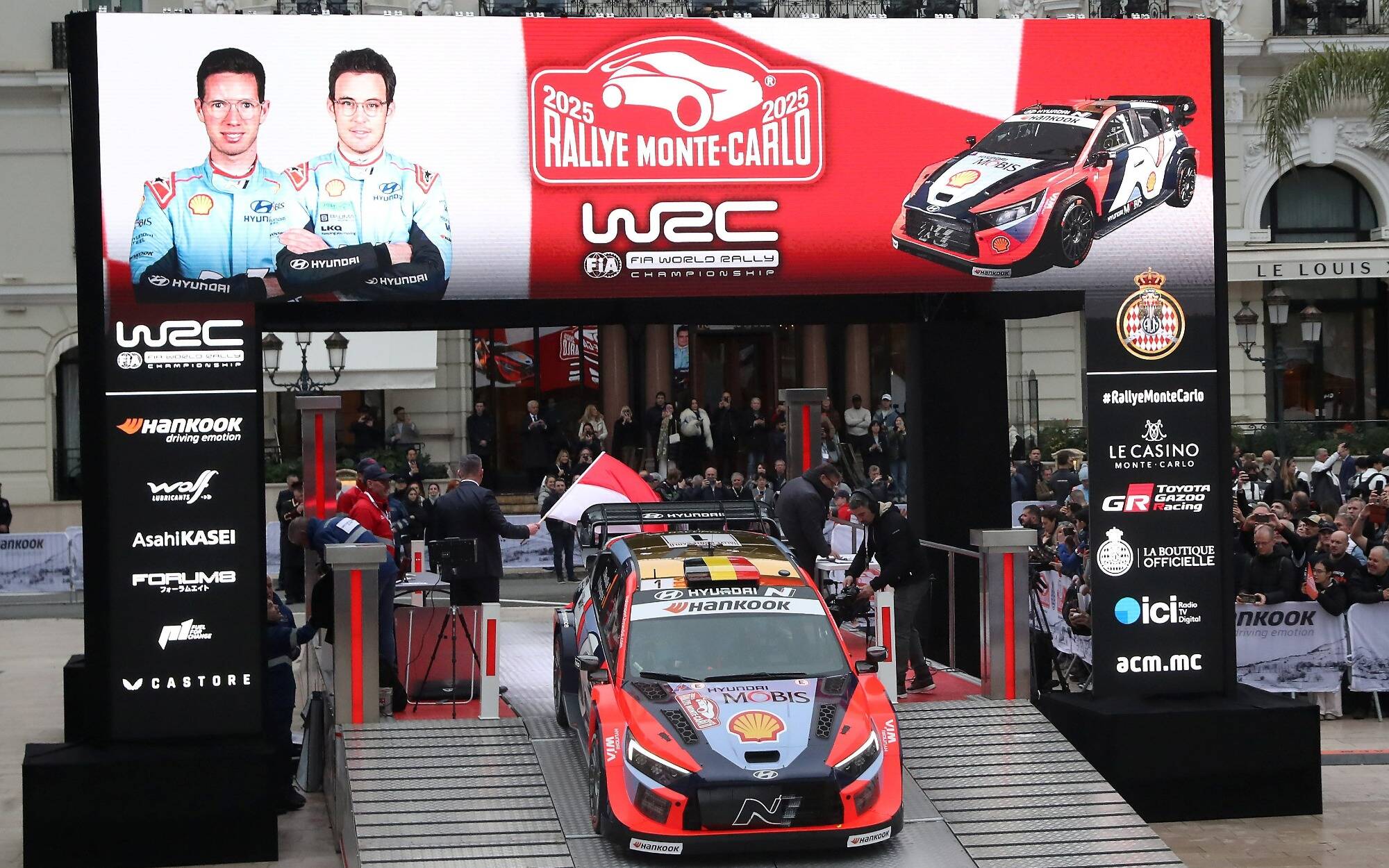 93e Rallye Monte-Carlo: séance de dédicaces pour Sébastien Ogier et les autres pilotes avant de prendre le départ sur la place du Casino à Monaco