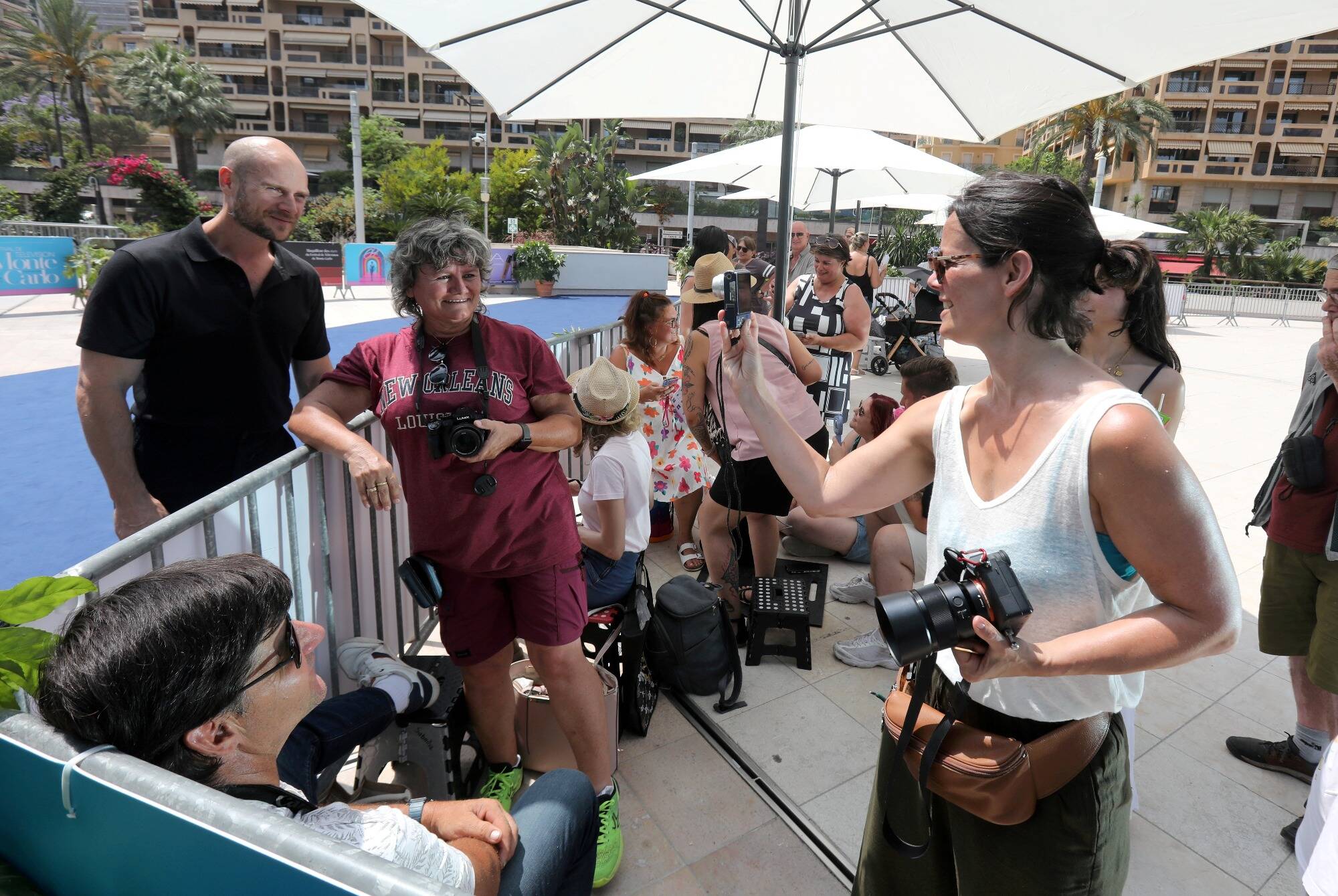 "Même les acteurs semblent moins stressés qu'à Cannes": pourquoi les fans du Festival TV de Monte-Carlo se sentent "chouchoutés"