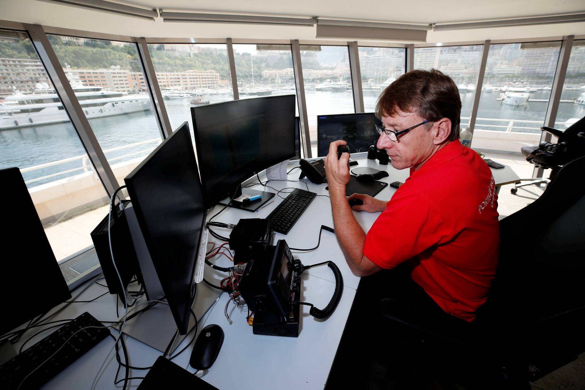 Il gère le flux estival des bateaux: plongée dans les coulisses du poste de contrôle opérationnel du port Hercule de Monaco
