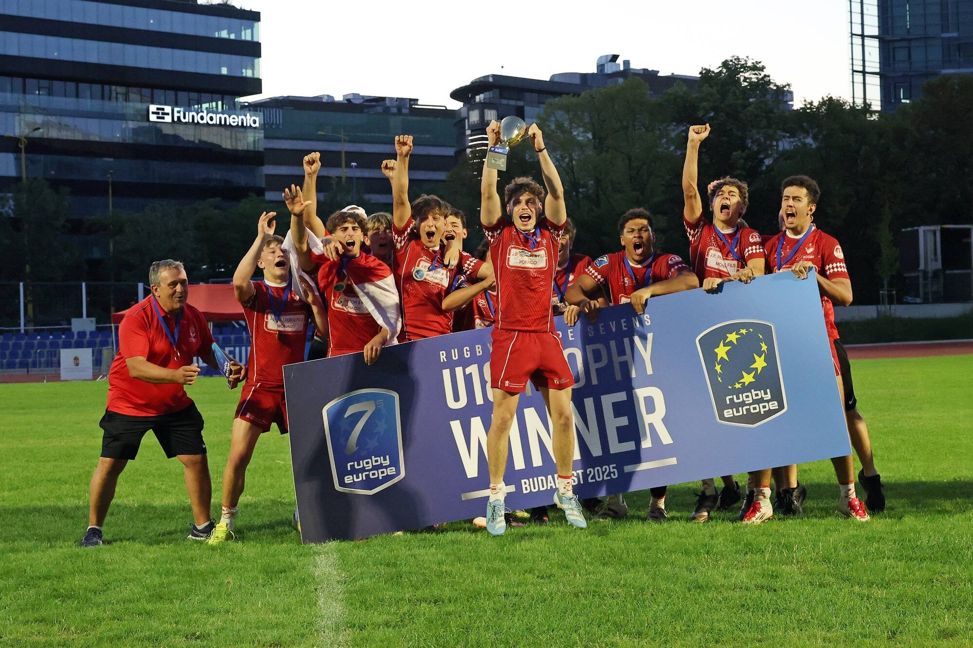 Rugby à 7: les U18 remportent les championnats d'Europe en Hongrie et quittent le Trophy 2