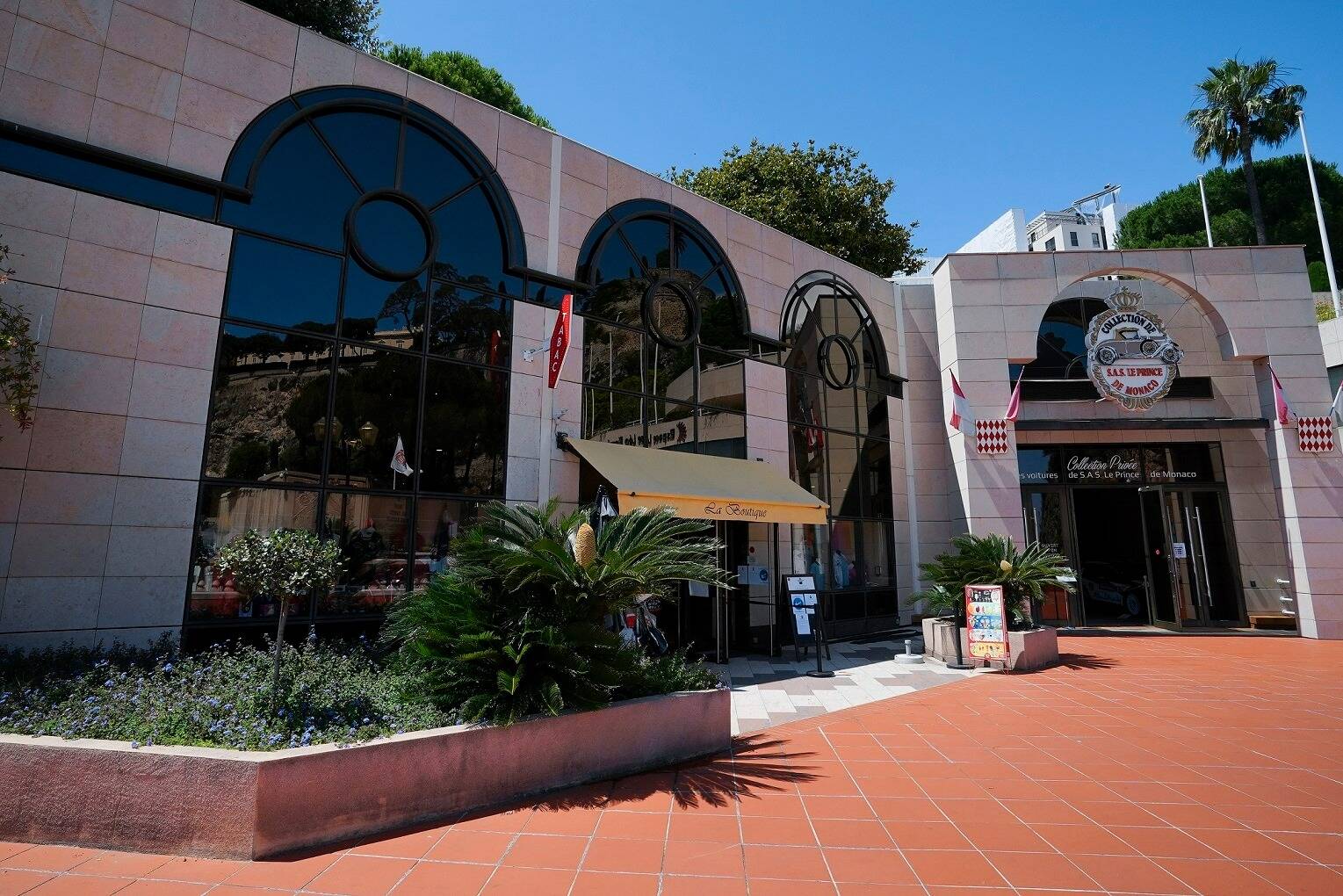 L'ancien local abritant la Collection de voitures du Prince de Monaco va-t-il devenir un espace de jeux-loisirs pour les jeunes? Le gouvernement y songe