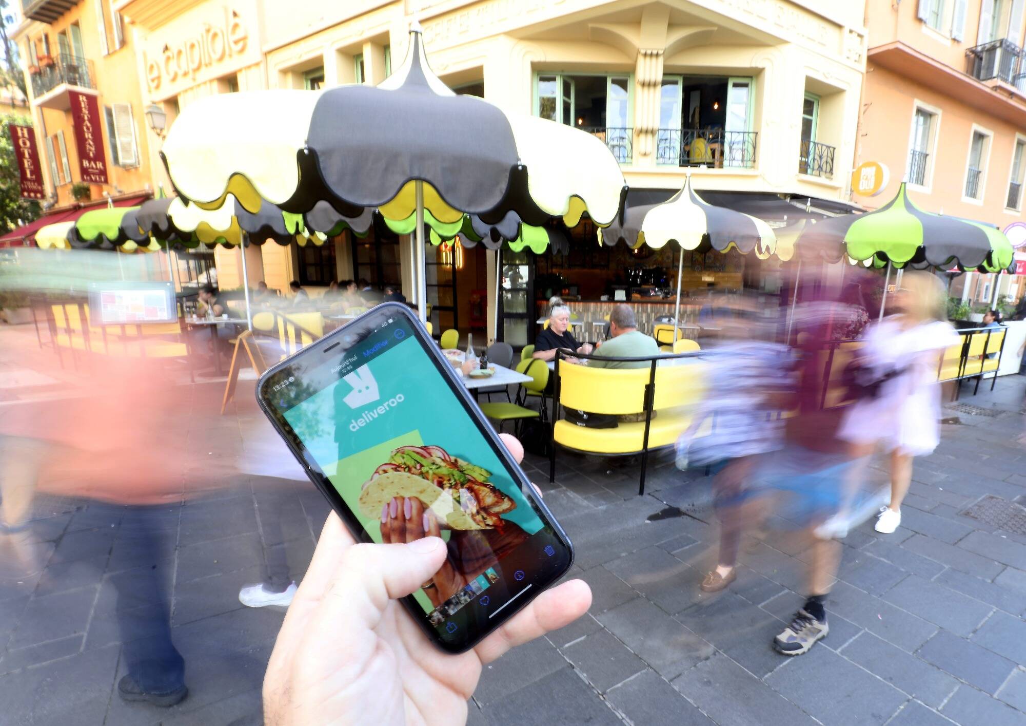 "Se faire livrer ce qu'ils veulent, quand ils veulent, où ils veulent": comment la génération Z bouscule les codes de la restauration