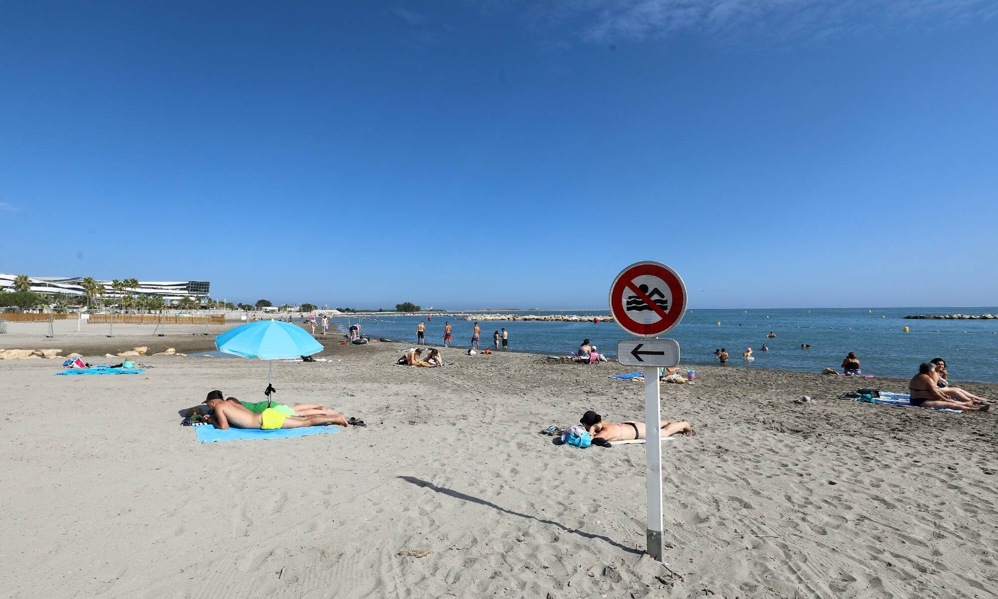 La baignade est interdite mais les baigneurs sont là. Que se passe-t-il sur la plage de Saint-Laurent-du-Var?