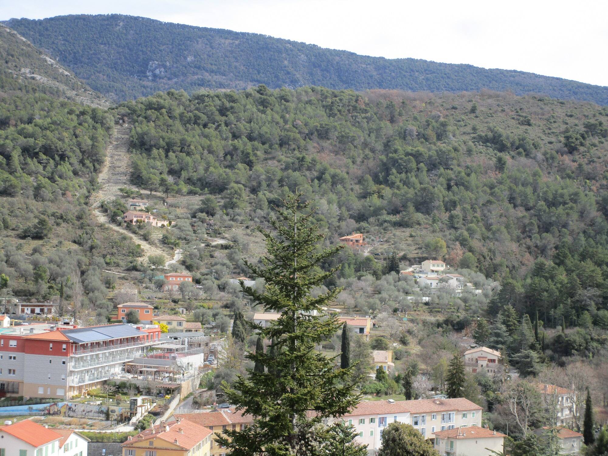 "L'équivalent d'un immeuble de 13 étages": l'installation d'une antenne relais de 42 mètres crée des remous à Levens