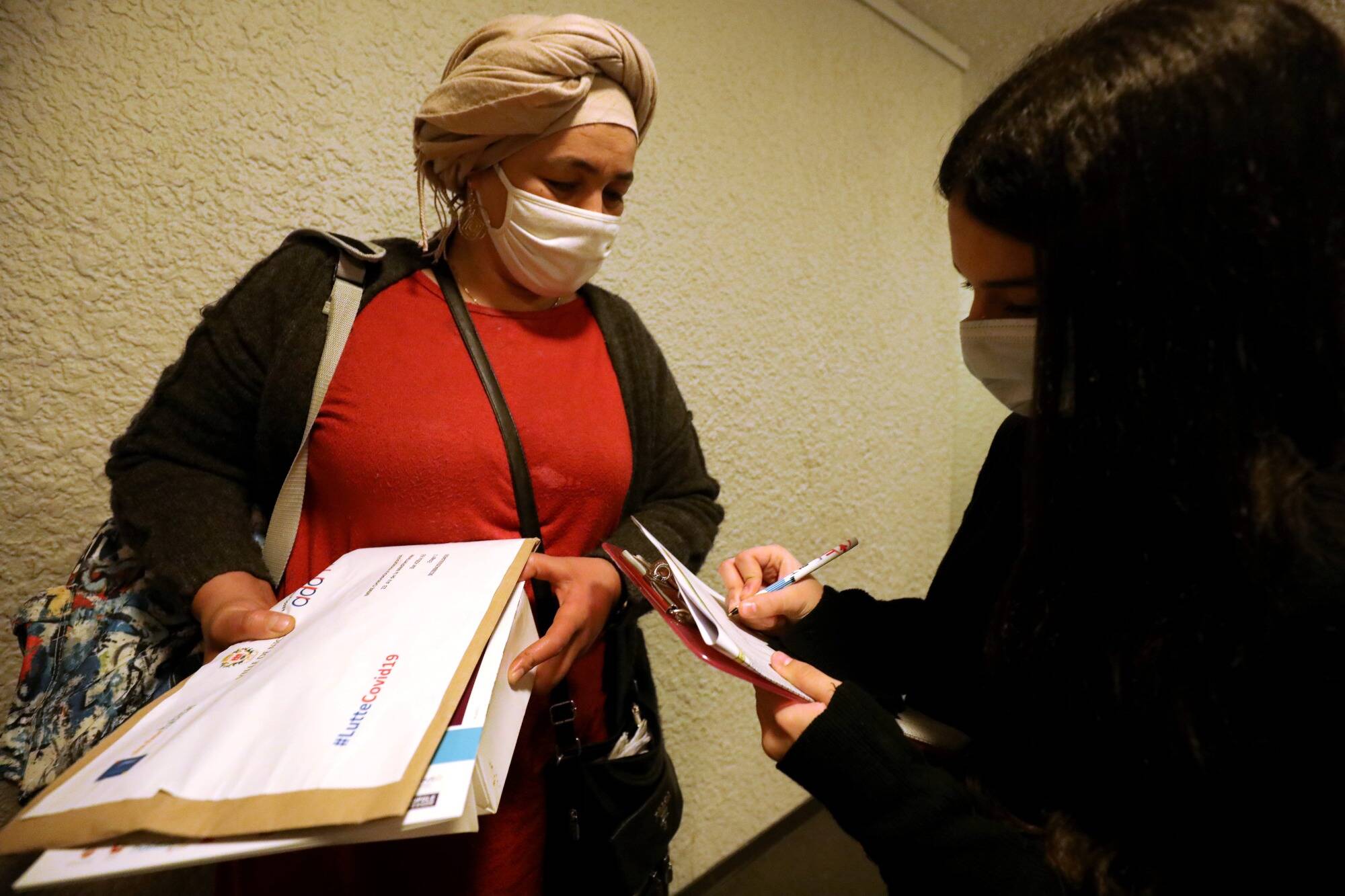 "Y'en a marre de cette vie": reportage dans un des quartiers de Nice les plus touchés par la Covid-19