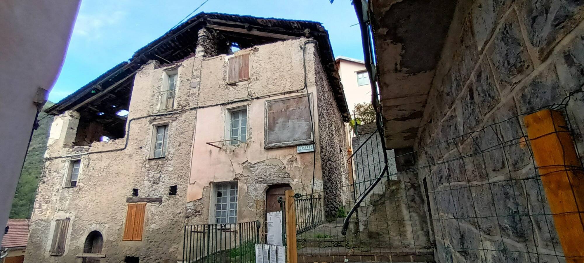 Après trois ans de tractions avec les propriétaires, cet immeuble abandonné et insalubre sera bientôt détruit dans ce village de la Côte d'Azur