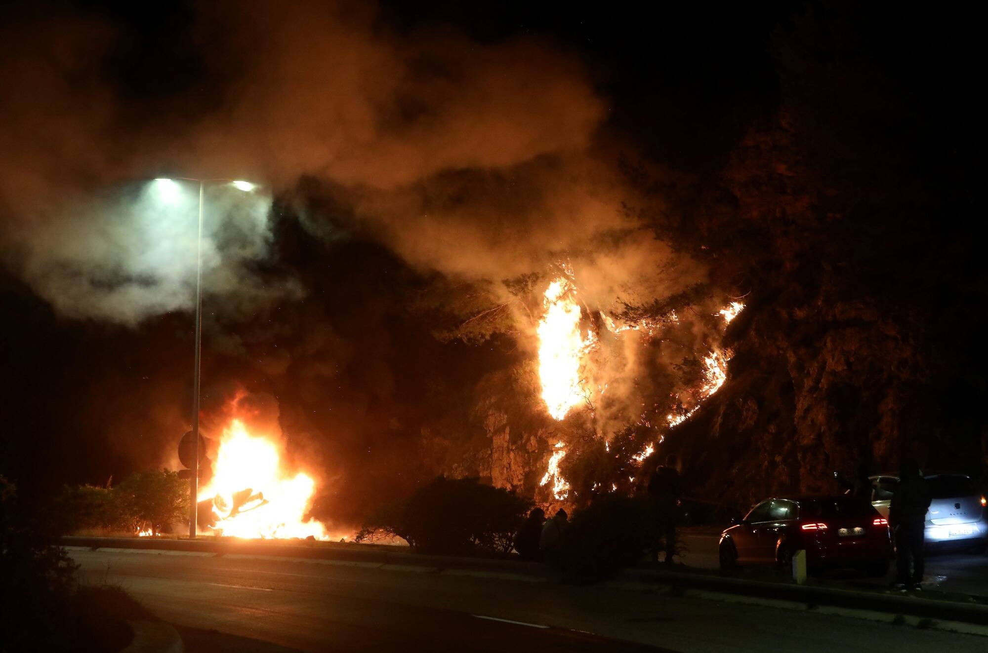 "Une minute après, la voiture explosait": il raconte comment il a sauvé la vie d'un automobiliste au péril de la sienne sur la Moyenne corniche
