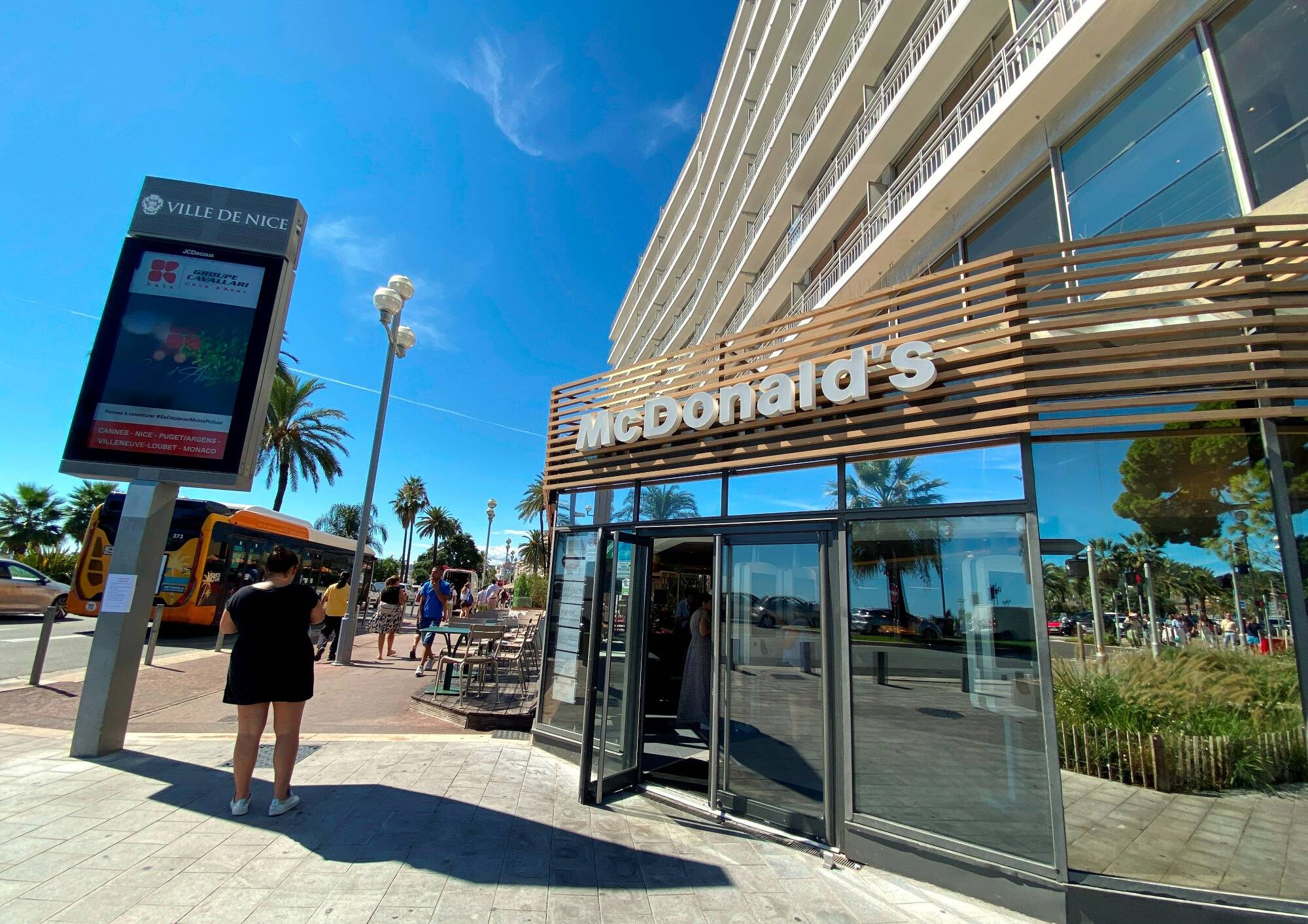 "Cet établissement n'a pas sa place sur la promenade des Anglais": le McDonald's de la Prom' visé par la Ville de Nice