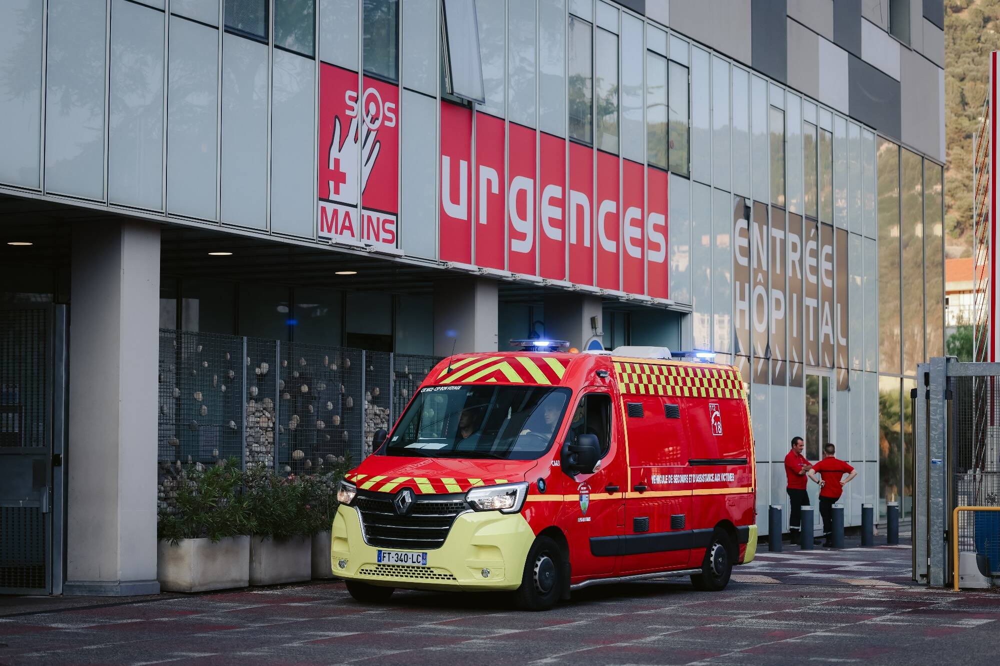 Nombre grandissant de patients soignés après des rixes, violence envers les soignants... On vous emmène au coeur des Urgences bouillonnantes de l'été au CHU Pasteur de Nice