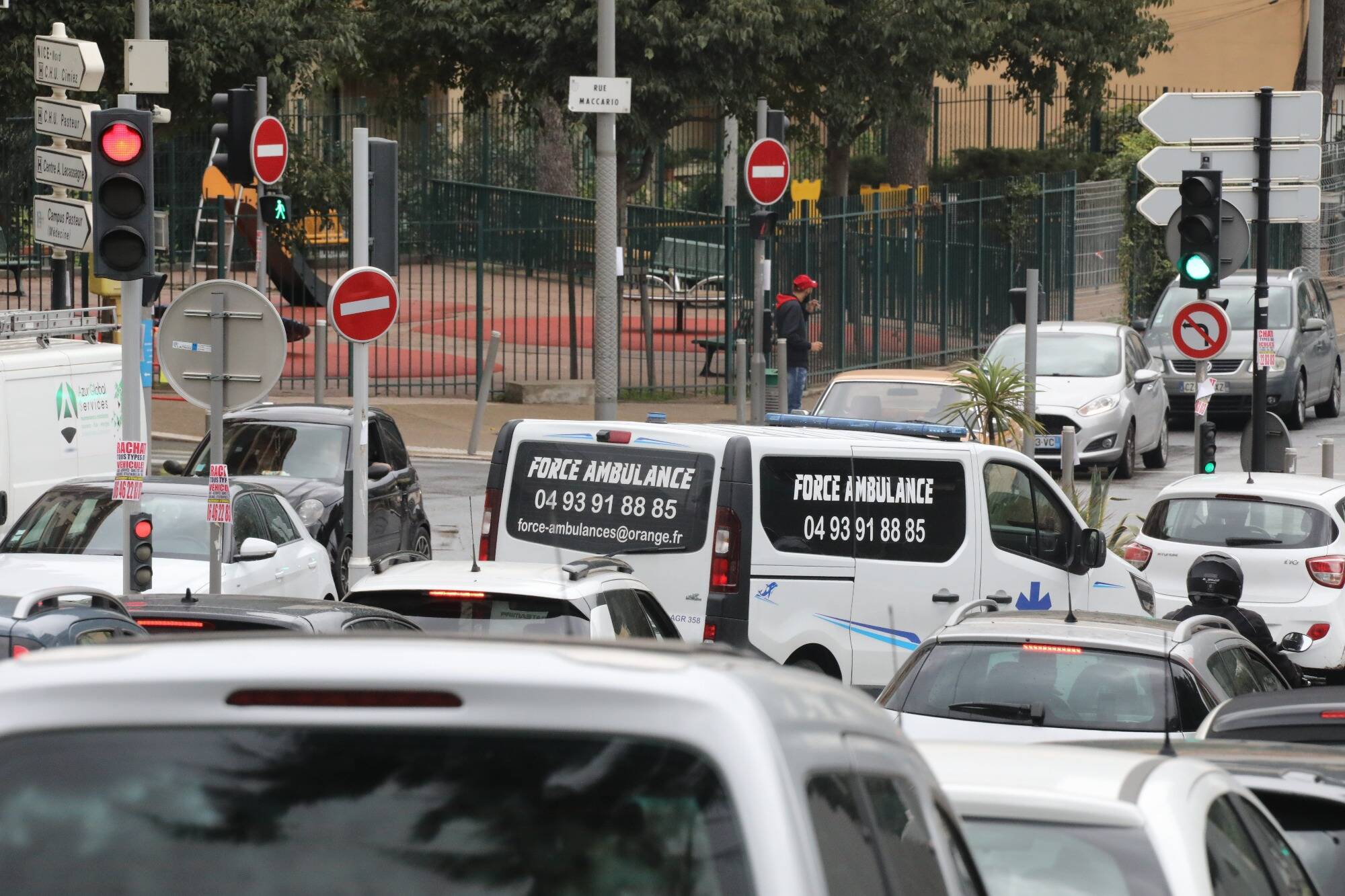 Les ambulanciers du CHU de Nice alertent sur les travaux de voirie du boulevard Pasteur, mis à sens unique