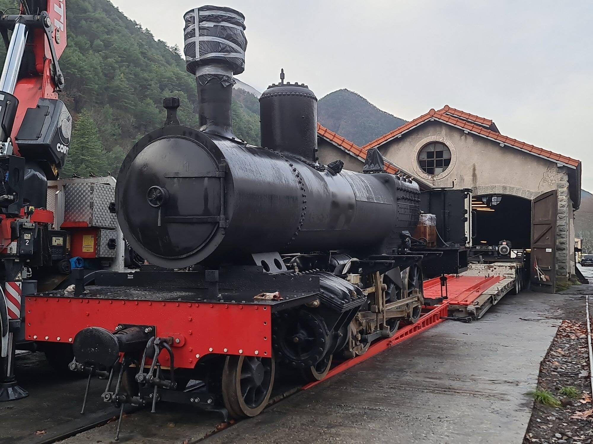 Après 8 ans d'absence, on a assisté au délicat retour de la locomotive du train des Pignes dans son village d'adoption