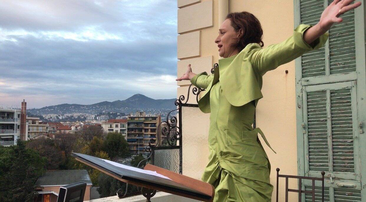 VIDEO. "Elle a une voix extraordinaire": une chanteuse d'opéra improvise un concert depuis son balcon à Nice