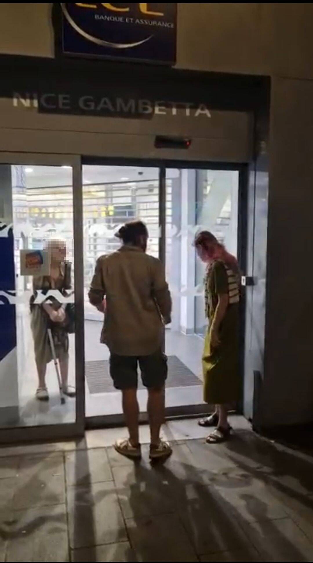 Une octogénaire venue retirer de l'argent reste bloquée dans sa banque une partie de la soirée à Nice