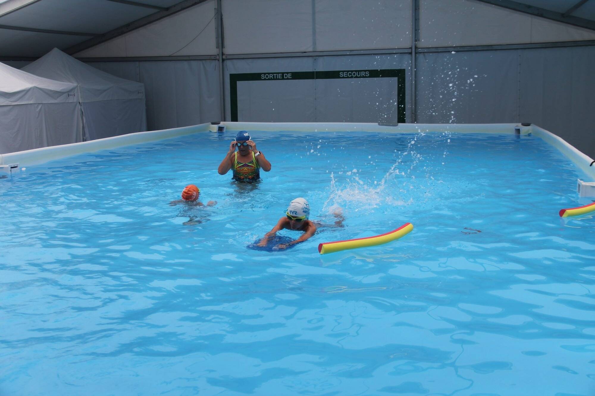 Vous pouvez profiter de la piscine mobile chauffée et couverte dans ce village de l'arrière-pays niçois jusqu'au 30 novembre