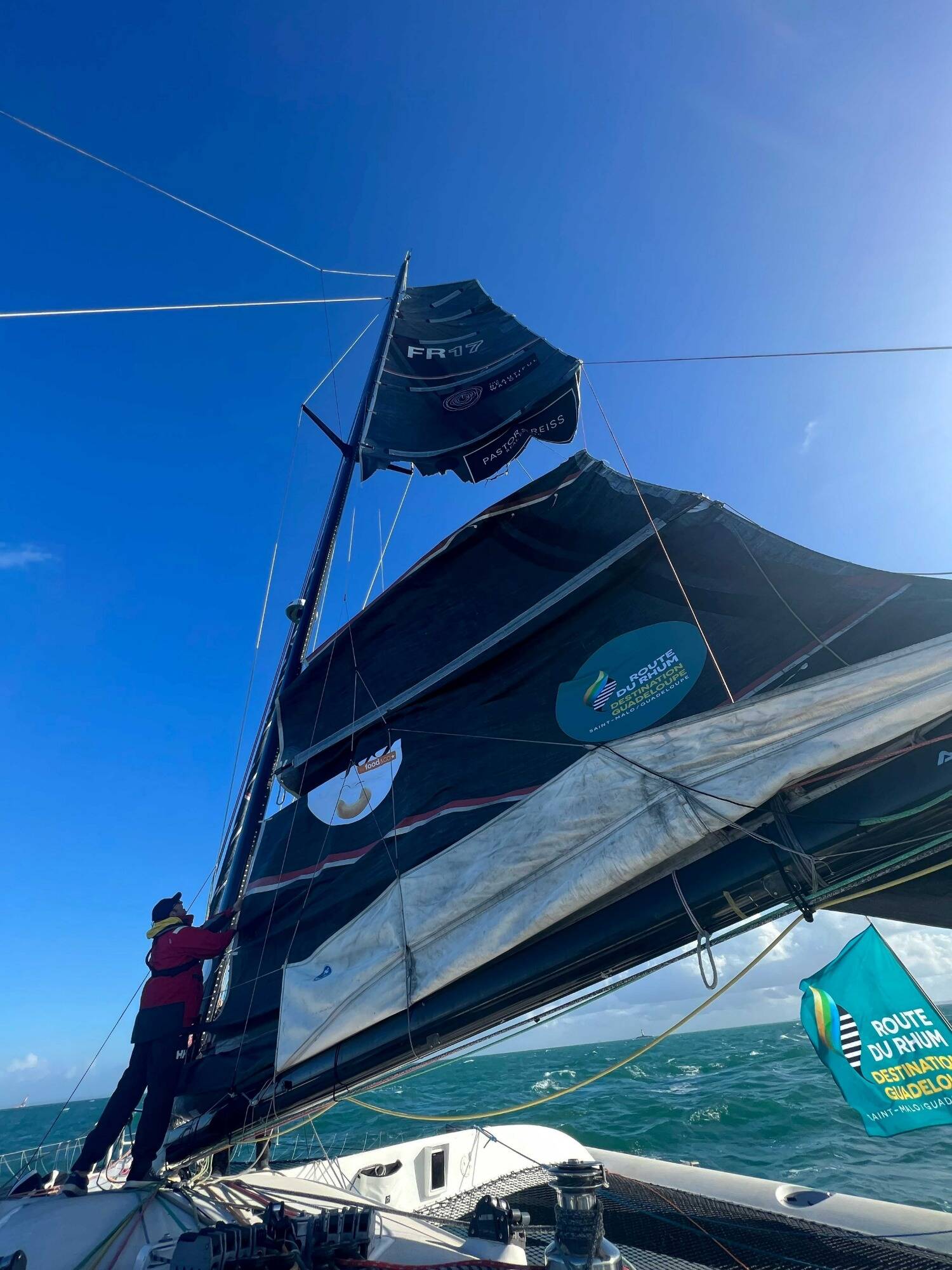 Le résident monégasque Oren Nataf abandonne la Route du Rhum après la déchirure de sa voile