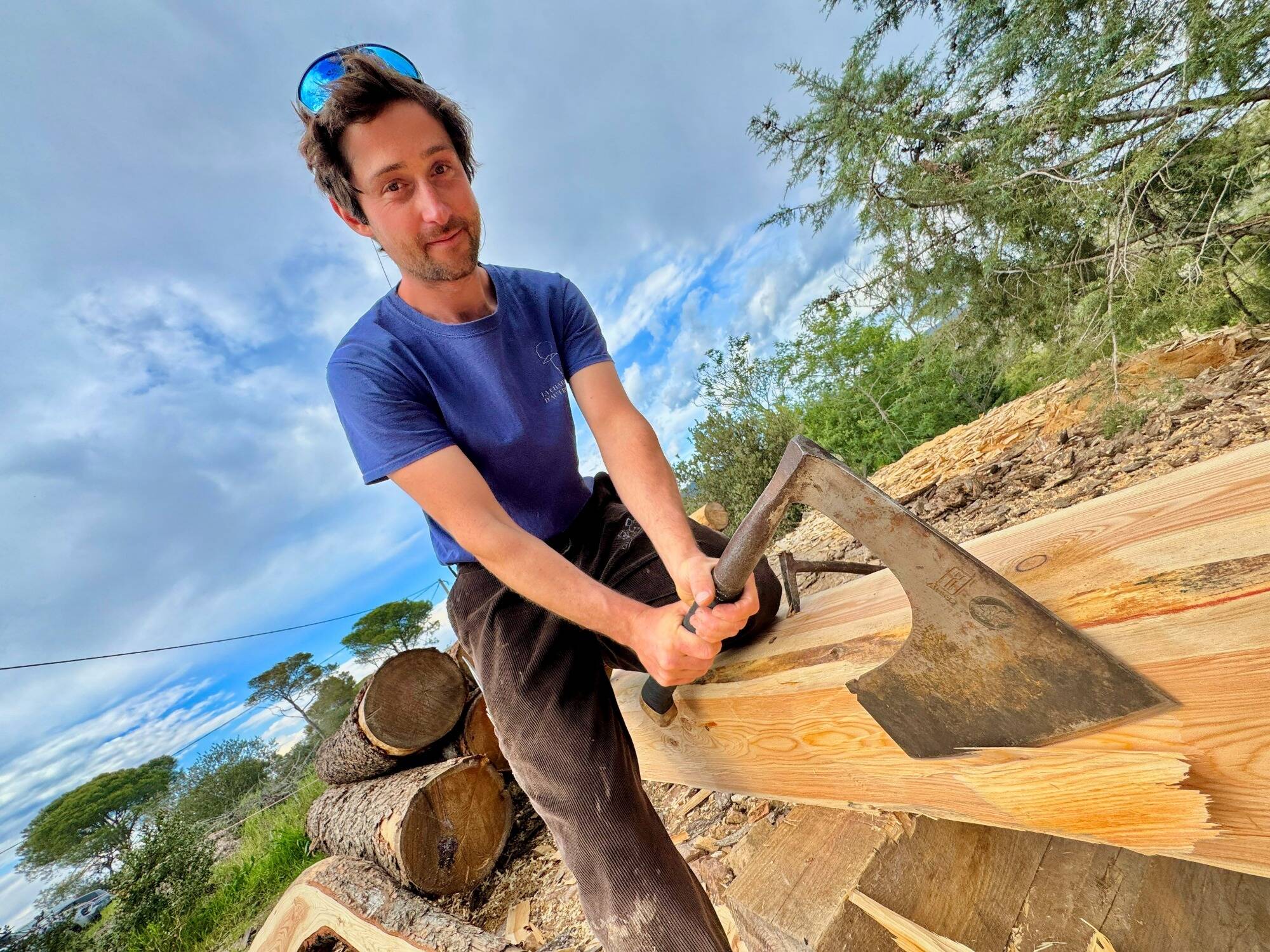 De Notre-Dame de Paris au château de la Reine Jeanne dans les Alpes-Maritimes, ce charpentier varois multiplie les chantiers d'exception